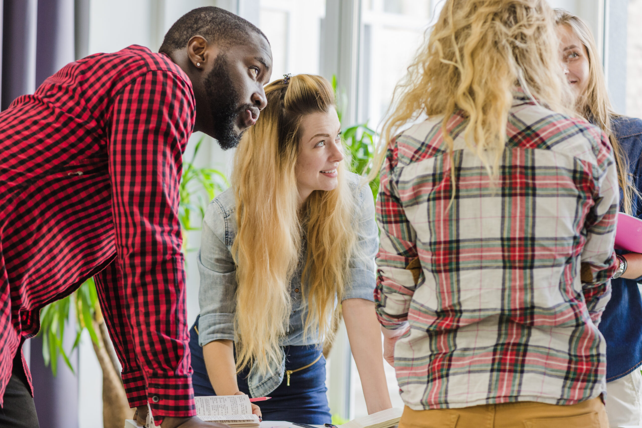 Collega's die rustig met elkaar in gesprek zijn